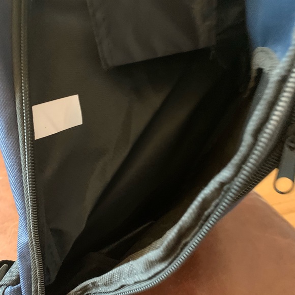 Outer Style shoulder bag. Multiple pockets. NWOT. Great for travel. - Picture 4 of 6